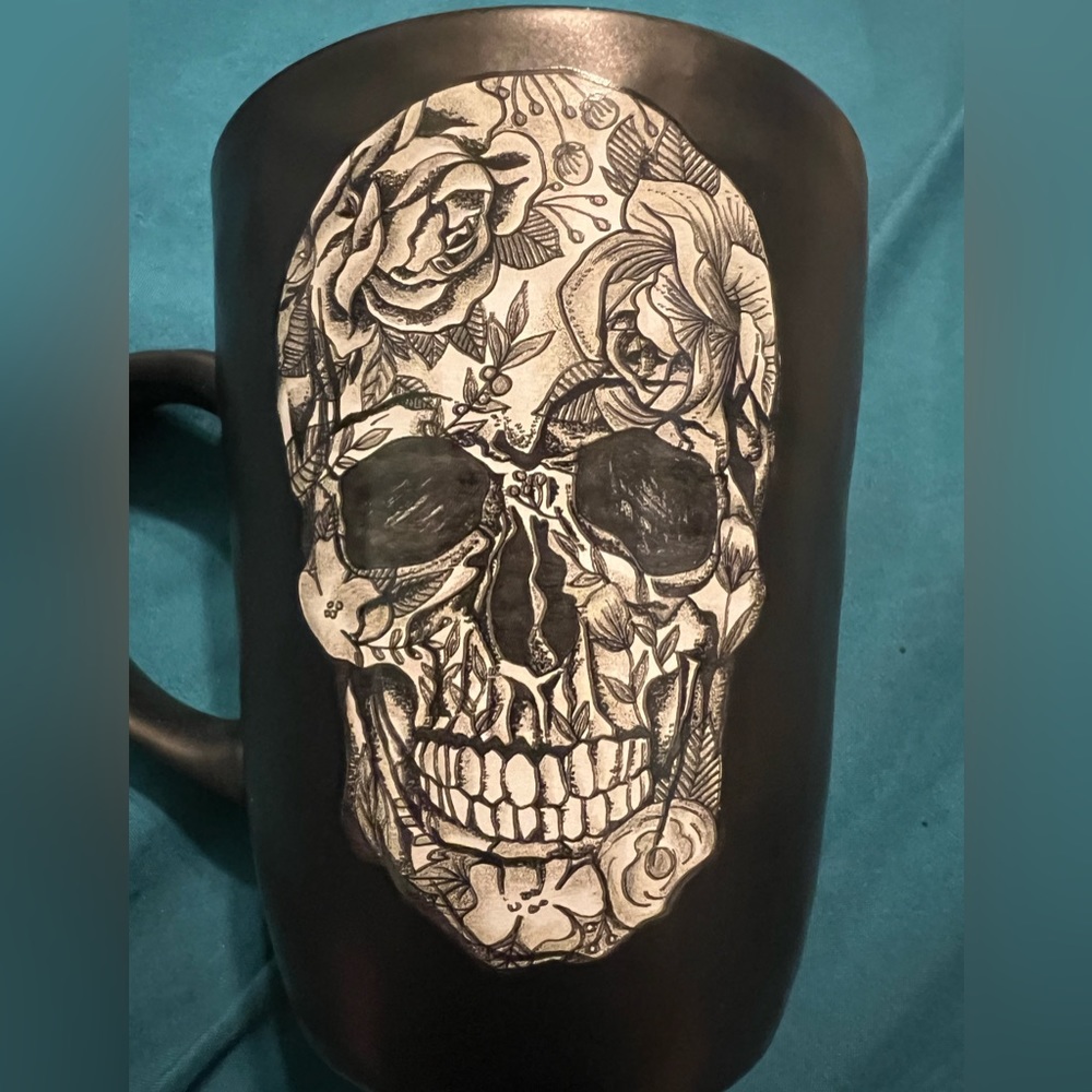 208Park Black Flower Skull Mug